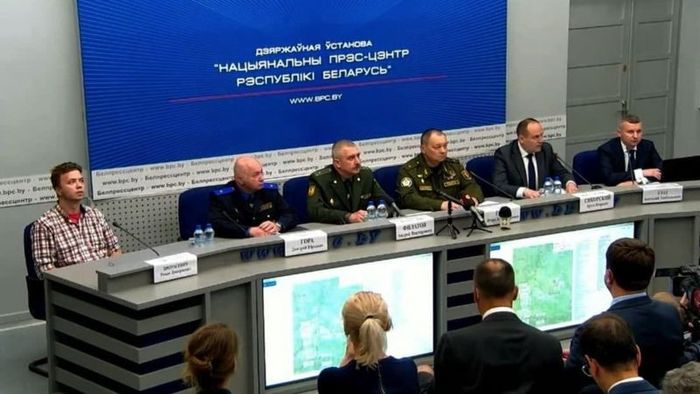 Белорусские власти привезли Романа Протасевича на брифинг с журналистами