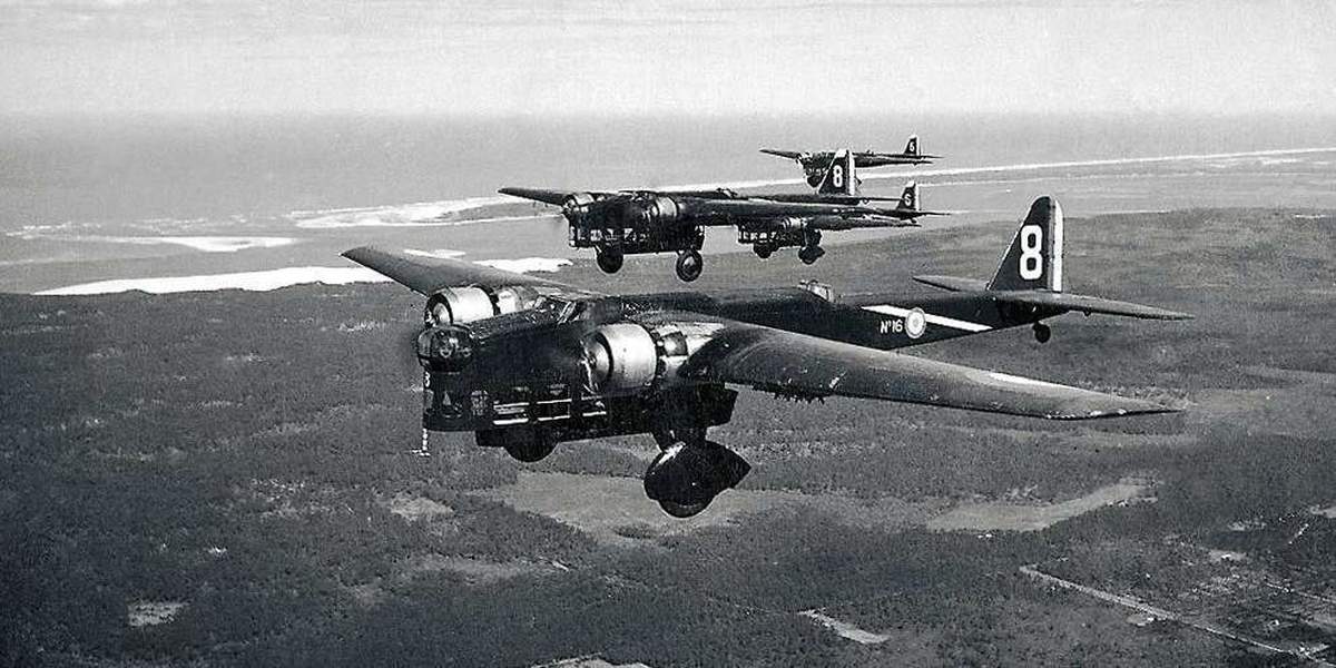 30 бомбардировщиков. Самолет Амио-143. Бомбардировщик Амио 143. Amiot 143 средний бомбардировщик. Французский Амио 143.