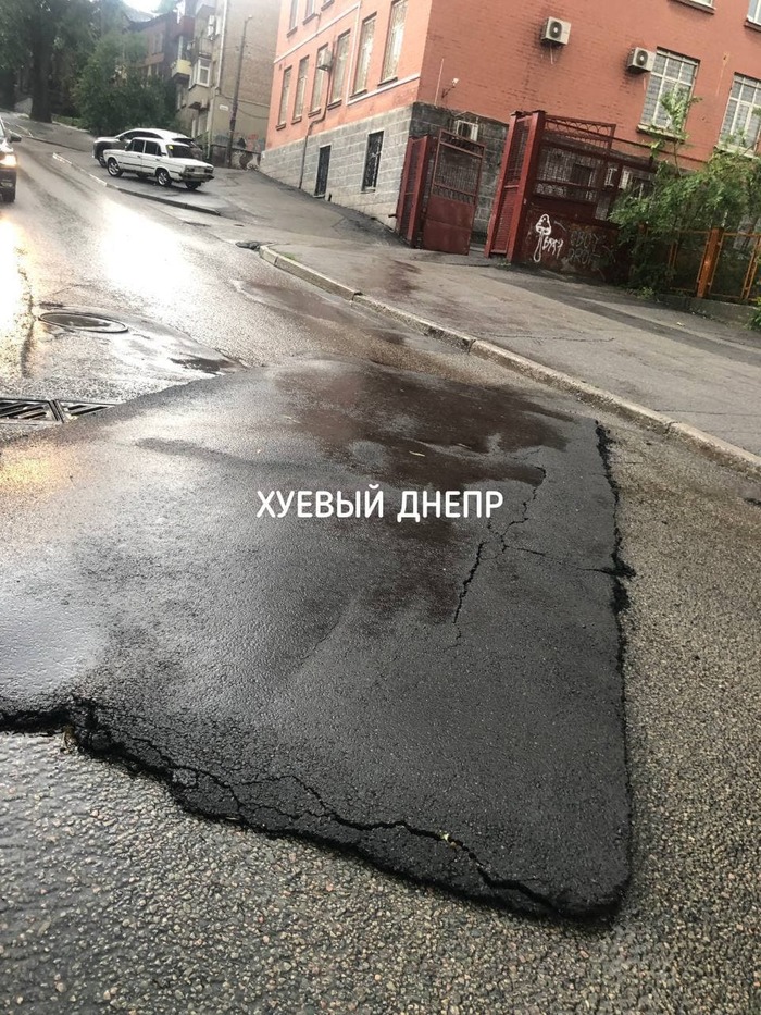 На Крутогорном спуске смыло огромный кусок асфальта