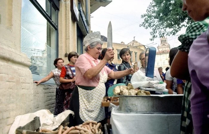 Sale of sausages near the Bessarabian market. Kyiv, 1983 - Ukrainian SSR, 1983, Trade, Sausages, Kiev, The photo