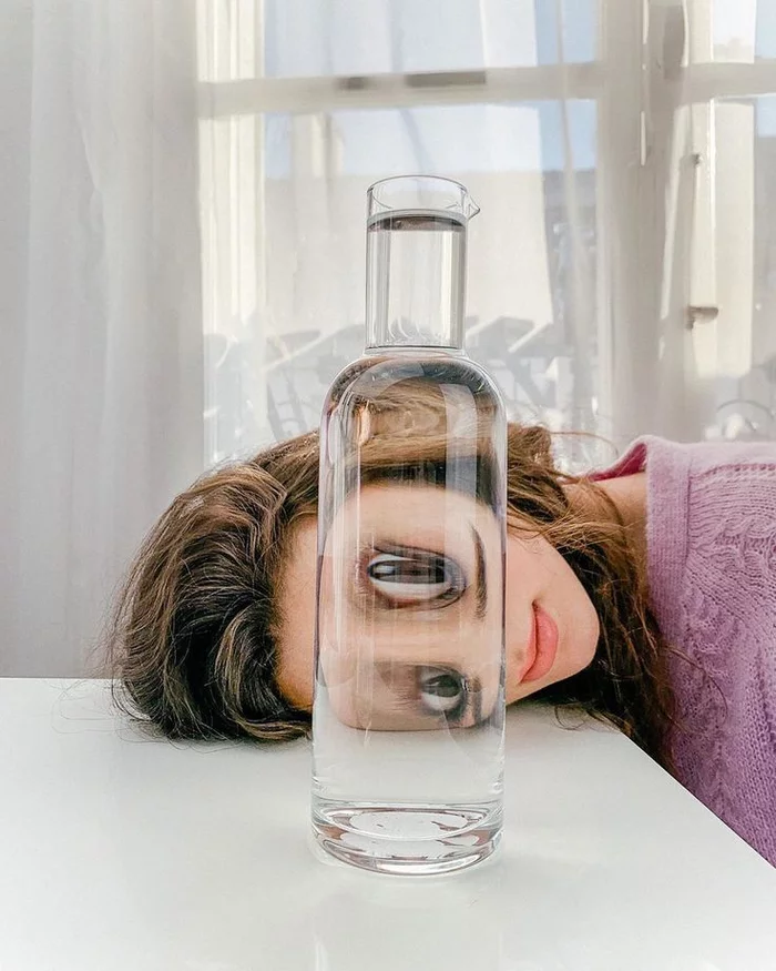Girl playing with a bottle - The photo, Optical illusions, Water, Carafe, Bottle, Eyes, Brows, Changeling