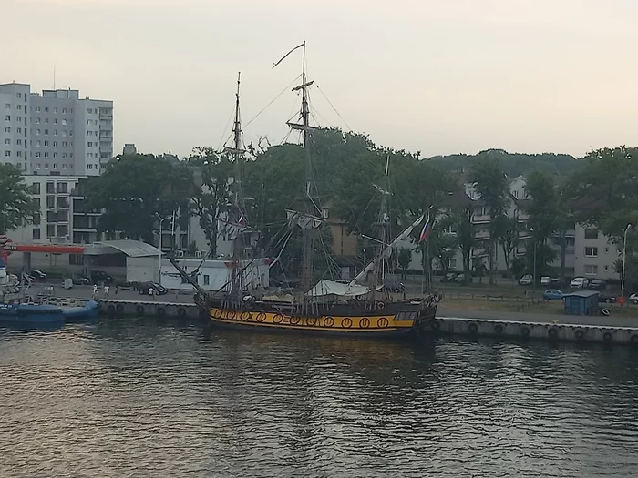 Was seen today in the port of Swinoujscie (Poland). Although not a giant, but somehow bewitches. It's good that someone keeps things like this. - My, Sailboat, Port, Retro, Poland, Frigate Standart