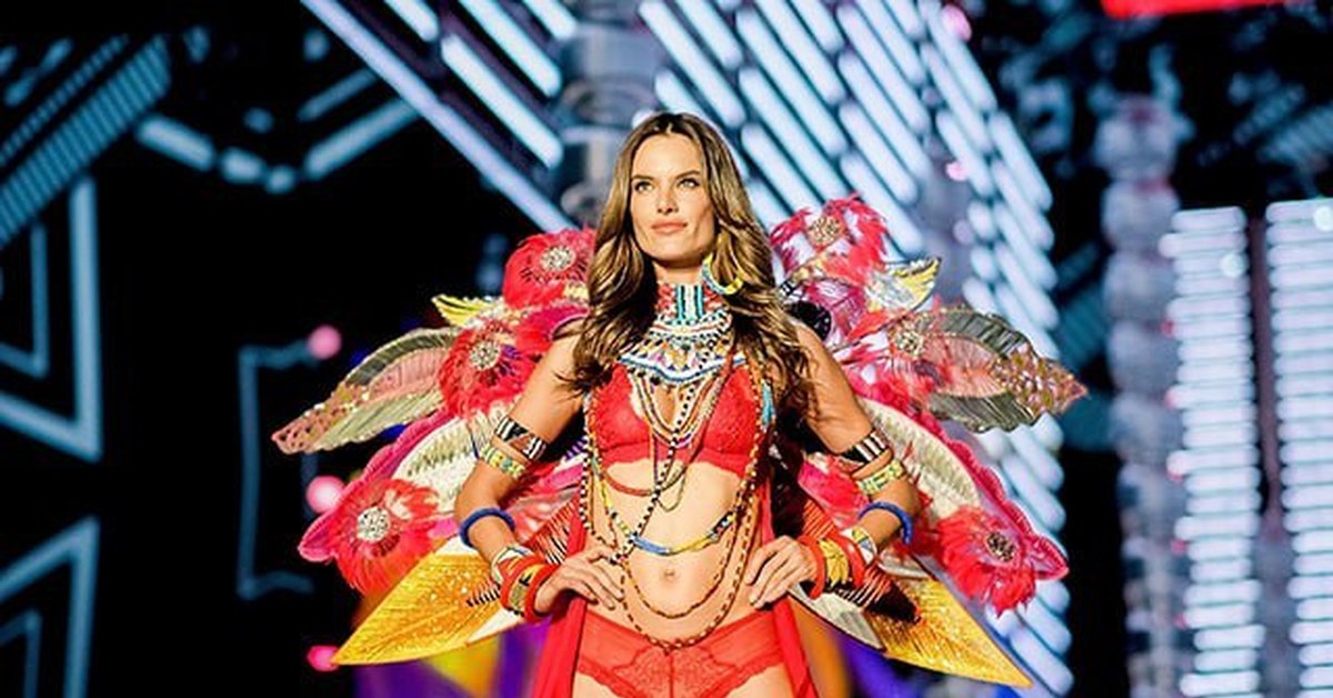 Алессандро амбросио. Алессандра Амбросио Victoria's Secret show. Алессандро Амбросио фото. Алесандро Амбросио фото.