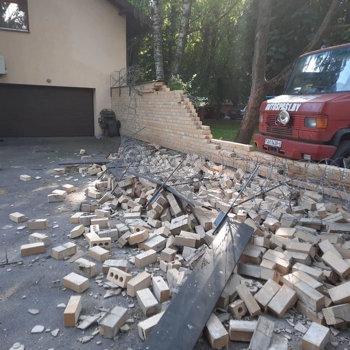 A tow truck demolished a fence on the territory of the Latvian embassy in Minsk. - Republic of Belarus, Minsk, Embassy, Latvia, Road accident, Coincidence, Politics, Longpost