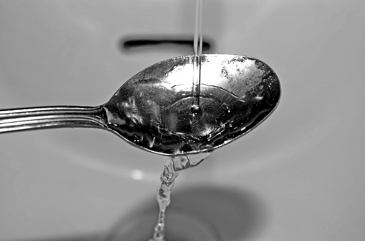 Металл очищающий воду. Ложка в воде. Столовая ложка воды. Чайная ложка с водой. Серебряная ложка в воде.