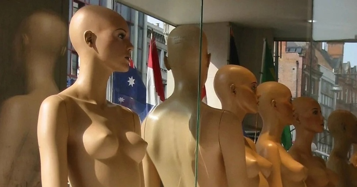 Female mannequins in a shop window - NSFW, Showcase, Dummy, beauty, Plastic, Score, Women, Breast