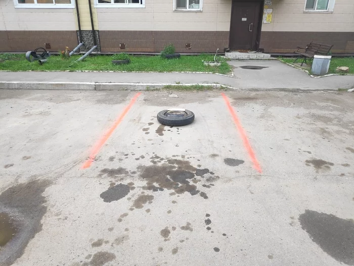 A neighbor in front of the entrance arranged for himself a personal parking space. Very original, right? - Cattle, Autoham, Motorists, Selfishness