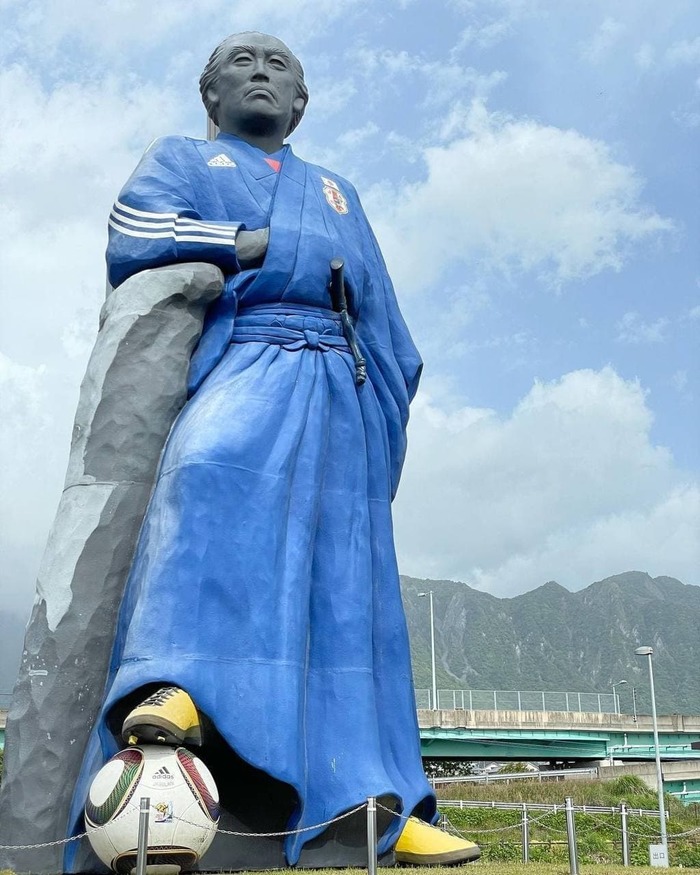 В Токио нарядили одну из статуй в кимоно стилизованное под форму сборной Японии