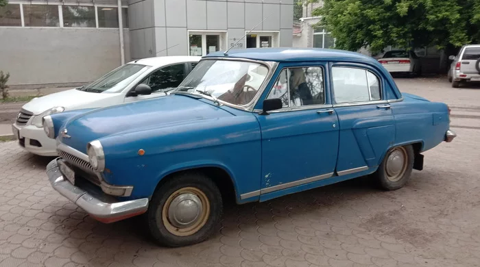 Blue and black Volga in the city - My, Automotive classic, Town