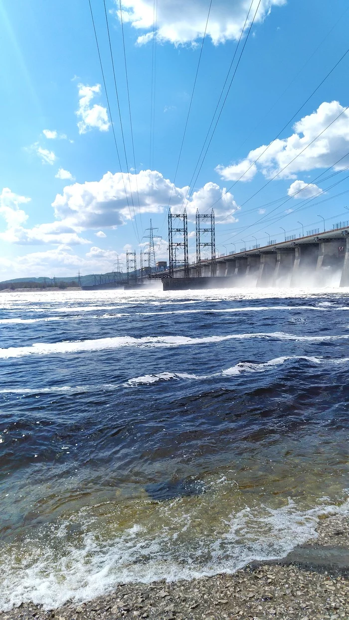 Water discharge at the Zhigulevskaya HPP - My, , Water discharge, Foam, The mountains, Longpost