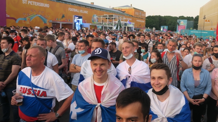 зенит в красной форме
