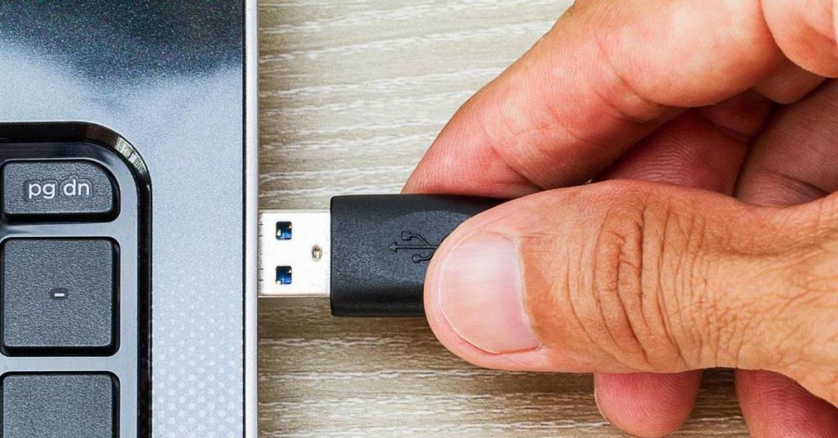 Сброс флешки. USB флешка в ноутбуке. Вставление USB. Флешка для кражи информации. Как использовать флешку.