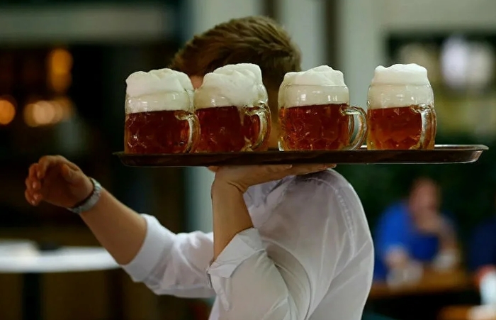 Суд оправдал официантов, подмешивавших вакцину от COVID-19 в пиво посетителям бара