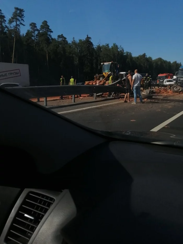 A truck with bricks collapsed on the Ring Road... - My, Auto, Road accident, Traffic jams, Longpost