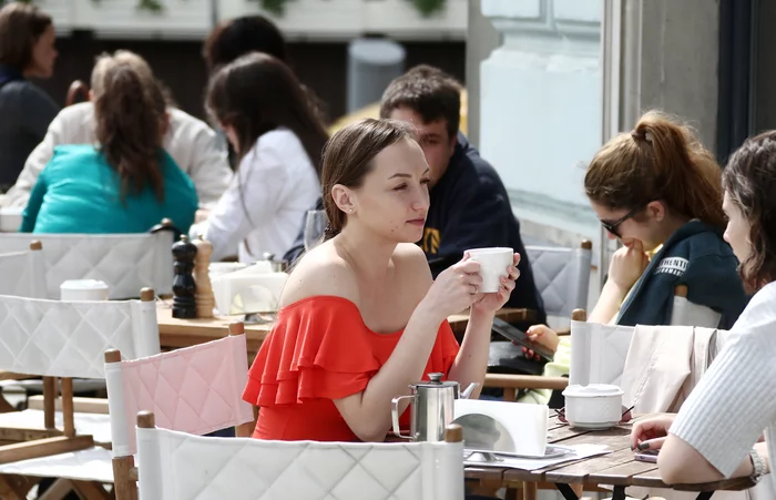 Revenue of cafes without summer terraces in Moscow decreased by 95.7% - My, news, Moscow, Public catering, Cafe, A restaurant, Vaccination, Business, Coronavirus, , Terrace