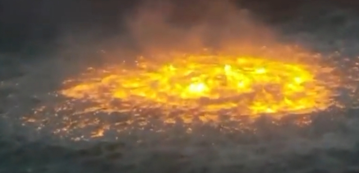 Масло вода горит. Пожар в мексиканском заливе 2021. Мексиканский залив катастрофа 2021. Горящий океан.