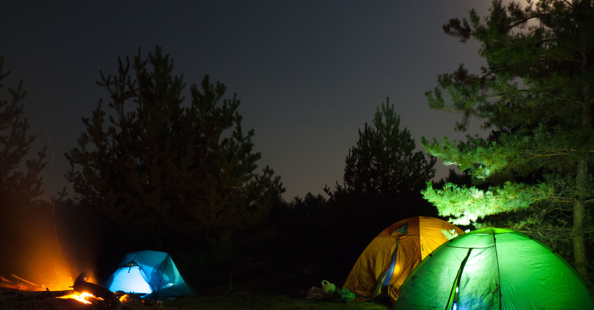 Палаточный лагерь палатки. Палаточный лагерь ночью костер. Лагерь с палатками. Палатка костер. Костер в лагере с палатками.