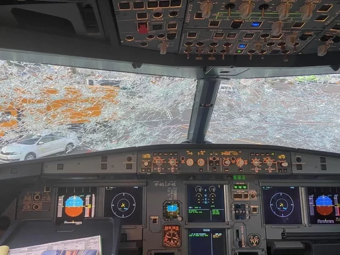 Aircraft S7, flying from Chelyabinsk to Moscow, shattered the windshield - Chelyabinsk, Airplane, Hail, Aviation accidents, Longpost