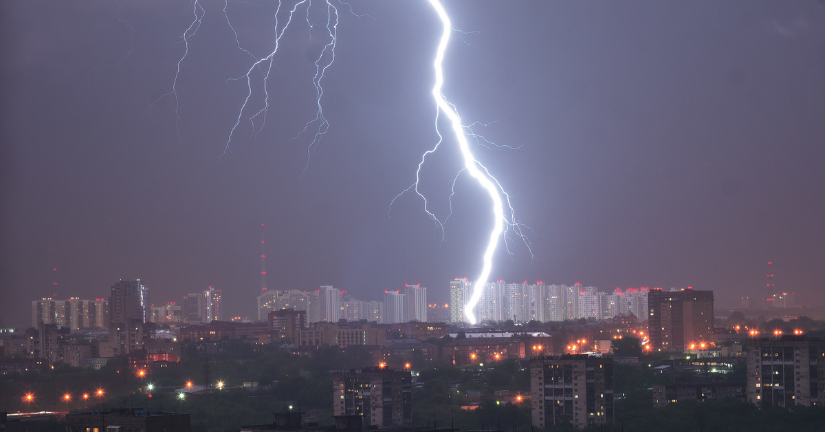 Ночью был сильный. Фото Екатеринбурга с молнией. Фото молнии Саров.