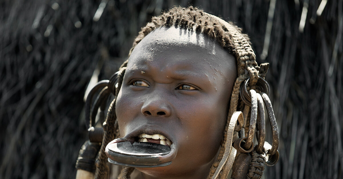 Мужчина женщина в племени. Африканское племя Мурси.
