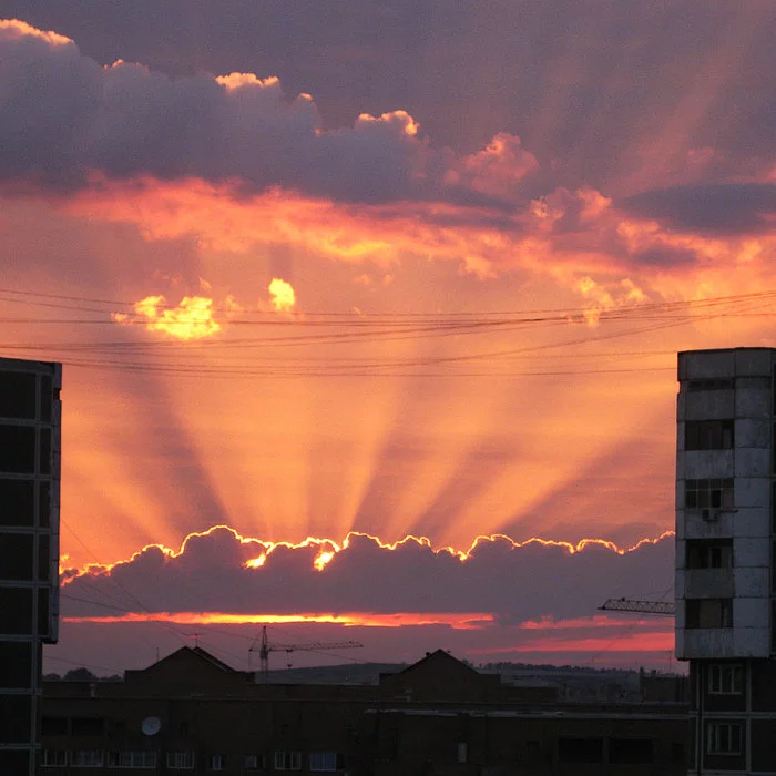 The sun says goodbye to the panels, fairly heating them up - My, Sunset, Panel house, Krasnoyarsk, The photo