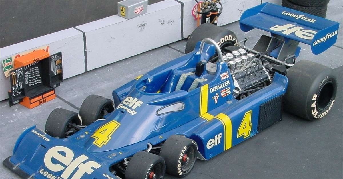 Том ф 1 6. Tyrrell p34. Tyrrell p34 Ford. Шестиколесный Тирелл формула 1. Шестиколёсный Болид ф1.