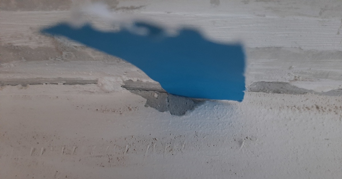 Микротрещина в штукатурке на стыке между стеной потолком при сильной ...