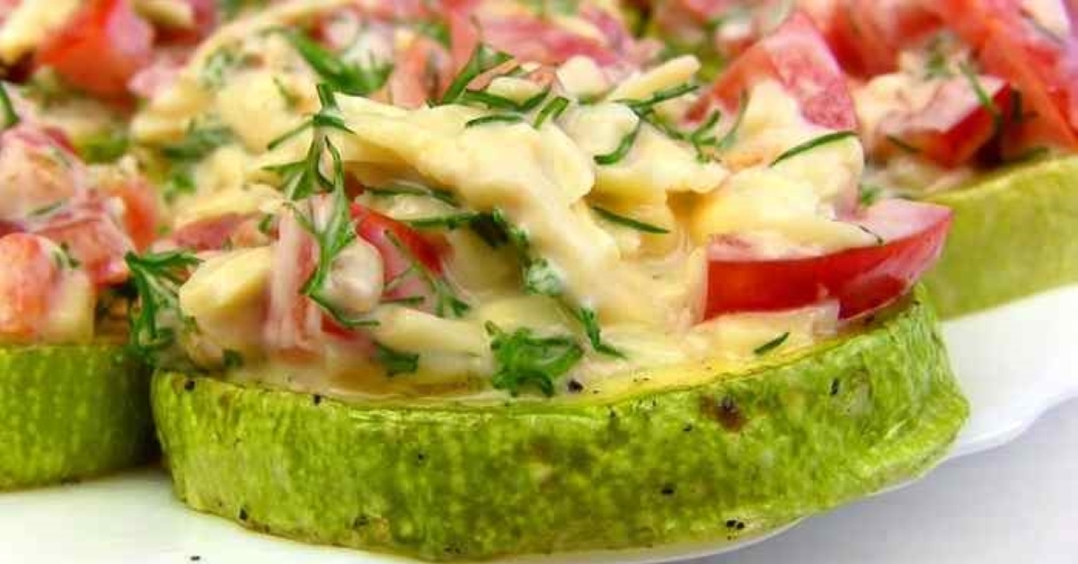 Кабачки на закуску быстро и вкусно. Закуска из кабачков. Закуска из кабачков на праздничный. Холодная закуска из кабачков. Вкусная закуска из кабачков на праздничный стол.