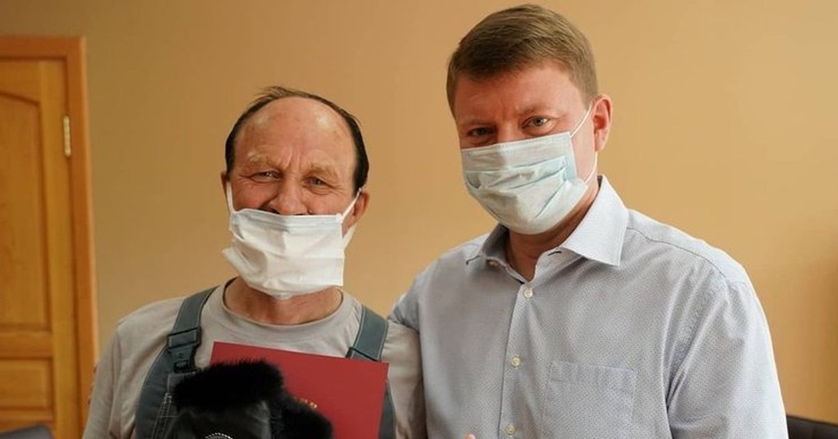 Mayor of Krasnoyarsk Sergey Eremin presented new mittens to the janitor - Idiocy, Krasnoyarsk, Mayor, Street cleaner, Mittens