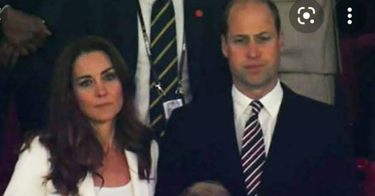 Кейт миддлтон жива или умерла. Принц Уильям и Кейт Миддлтон на футболе. Кейт Миддлтон с сыном на стадионе. Развод Кейт Миддлтон и принца Уильяма 2023. Кейт Миддлтон с детьми 2023.