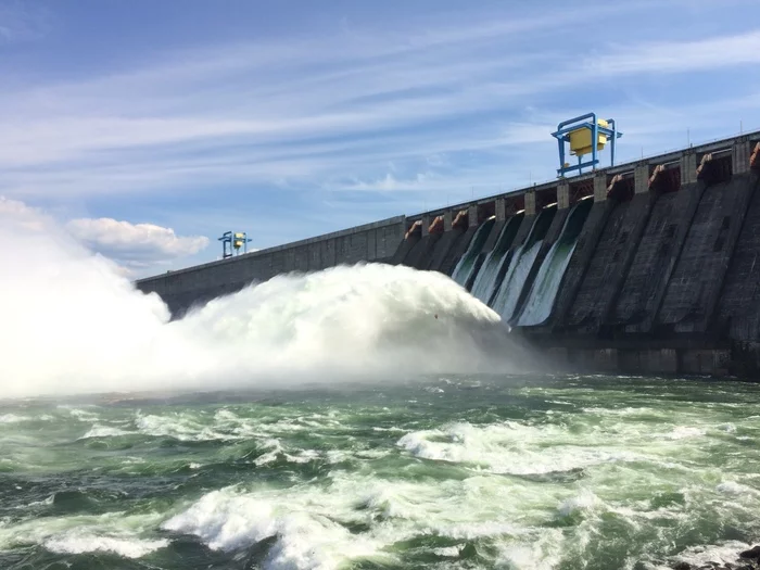 Сброс воды на Усть-Илимской ГЭС - Моё, Сброс воды, ГЭС, Вода, Стихия, Гидроэнергетика, Видео