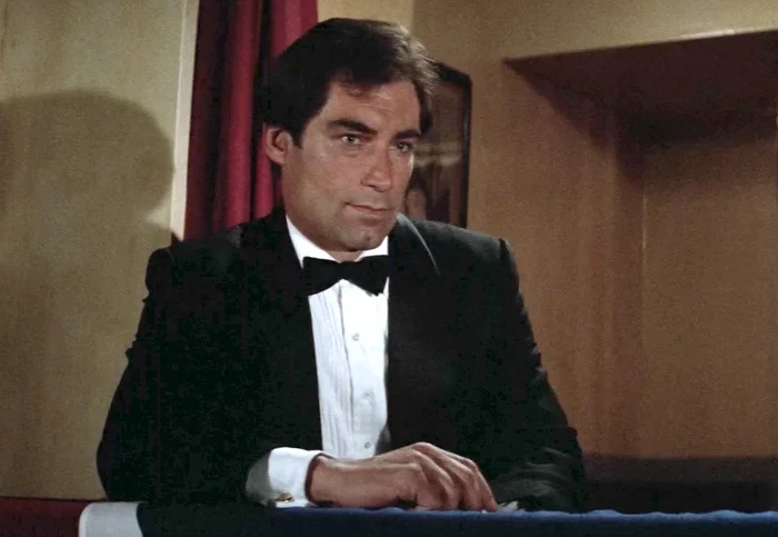 James Bond loves the classics. Mozart Symphony N 40 - My, Movies, James Bond, Accept, Classic, Classical music, Timothy Dalton, Gibraltar, Europe, , Vein, Mozart, Composer, Video, Longpost