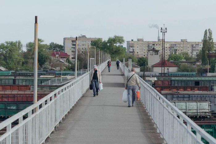 Пост сдал - пост принял - Моё, Фотография, Уличная фотография, Мост, Люди, Железная Дорога