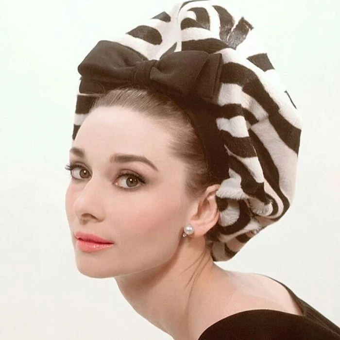 Audrey Hepburn's swan neck - Audrey Hepburn, Actors and actresses, Neck, Swans, Grace, Old photo, The photo