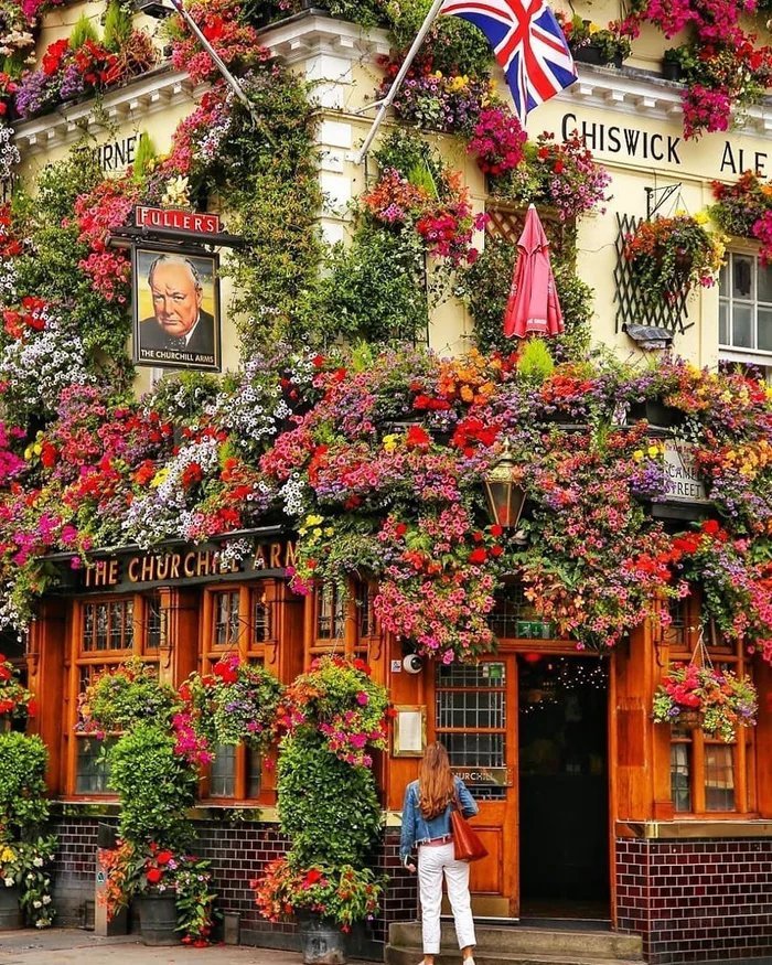 This London pub is covered in flowers - A pub, beauty, Flowers, The photo