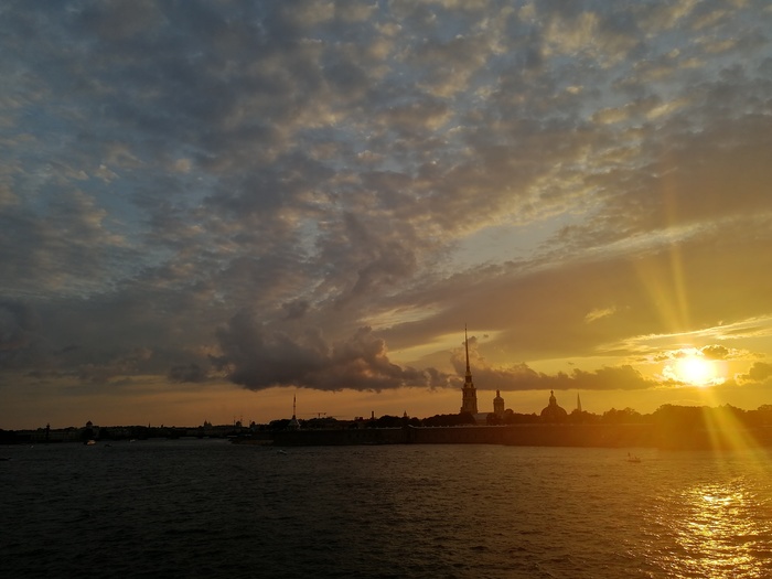 Закатное небо над Петропавловской крепостью