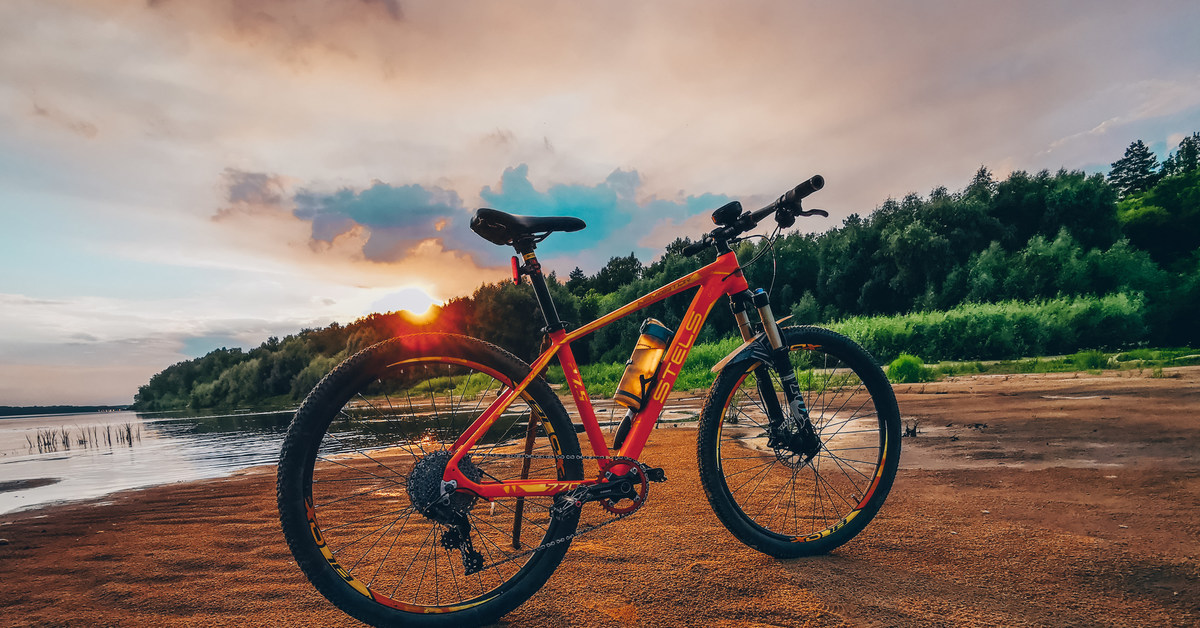 River bike. Оранжевый велосипед. Велосипед у реки. Велосипед на закате. Велосипед на речке.