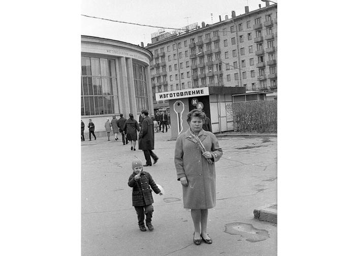 Soviet photo of a woman with a child near the metro prompted Muscovites to think - Text, the USSR, The photo, Metro