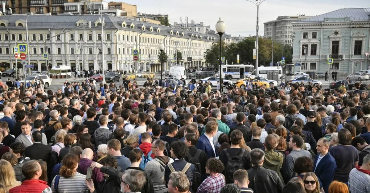 Москва 4 дня. Трубная площадь митинг. Митинг на трубной площади 27 июля. Протест на площади Москвы. Собрание на площади.