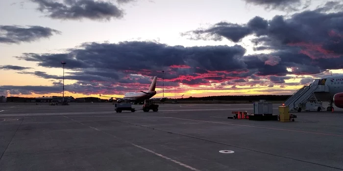 St. Petersburg has a fabulous sunset today! - My, Clouds, Work, Saint Petersburg, The airport, Sunset, The photo