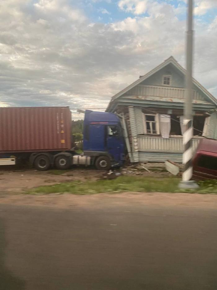 Грузовик снёс дом - Авария, Трасса м10, Длиннопост, Негатив