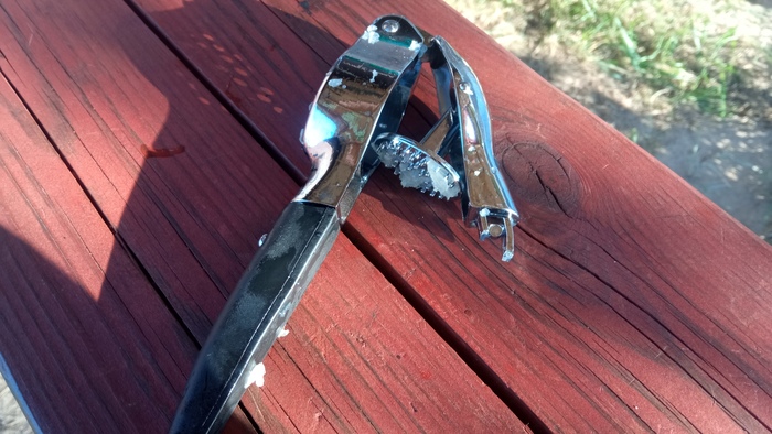 Чеснокодавилка за 320 рублей, кончилась на 3 зубчике... Прогресс, однако...