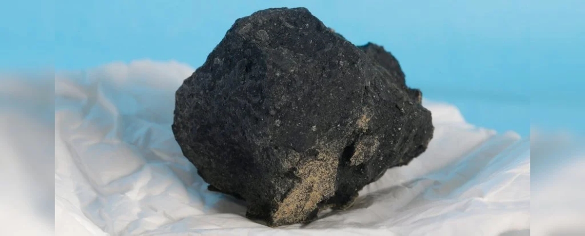 3 6 миллиарда лет. Метеорит 2021. ANCESTORS метеорит рядом с плоским валуном. Обломки метеорита 6 миллиард. Аинственный древний метеорит, найденный в Антарктиде.