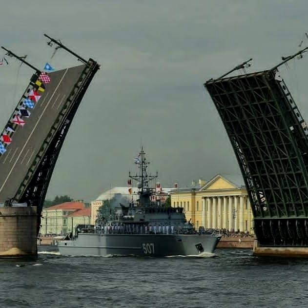 Парад в честь дня ВМФ в Петербурге. Вопрос к морякам - День ВМФ, Флажки, Военный флот