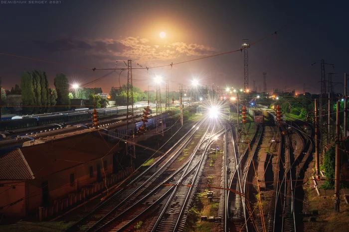 Moon on wings of clouds - My, Night, Railway, moon, Long exposure