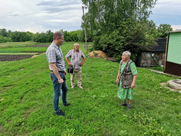 80-year-old pensioners from the Voronezh village chipped in pensions and repaired the road - news, Road, Life stories, Marasmus, Retirees, Finance, Repair, Money