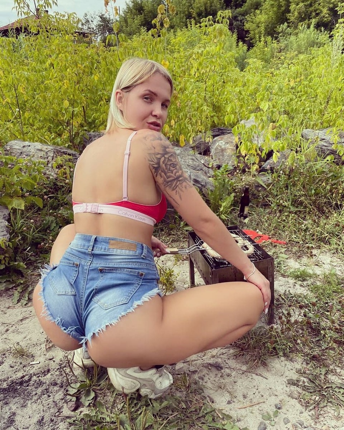 Когда мангал маленький, то ни встать ни сесть Мангал, Девушка с тату, Фотография, Длиннопост