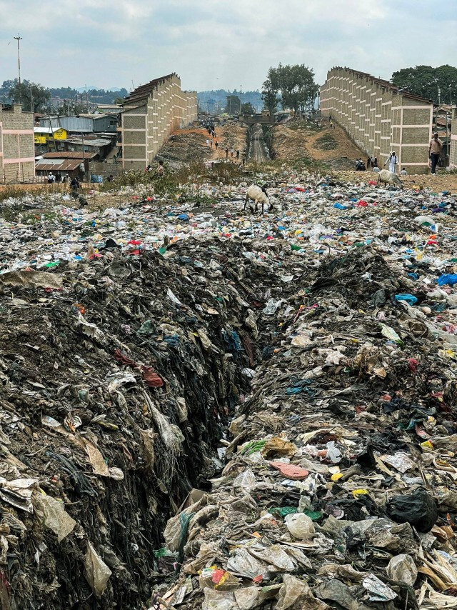 The largest African slums are located 5 km from the center of the capital of Kenya. Kibera - more than a million people live here - Africa, Poverty, Facebook, The photo, Longpost