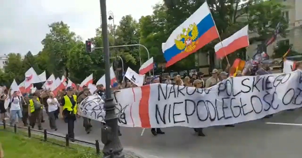 Польши армения. Польские протесты против России. Поляки флаг. Россия против ЛГБТ. Польша против ЛГБТ.