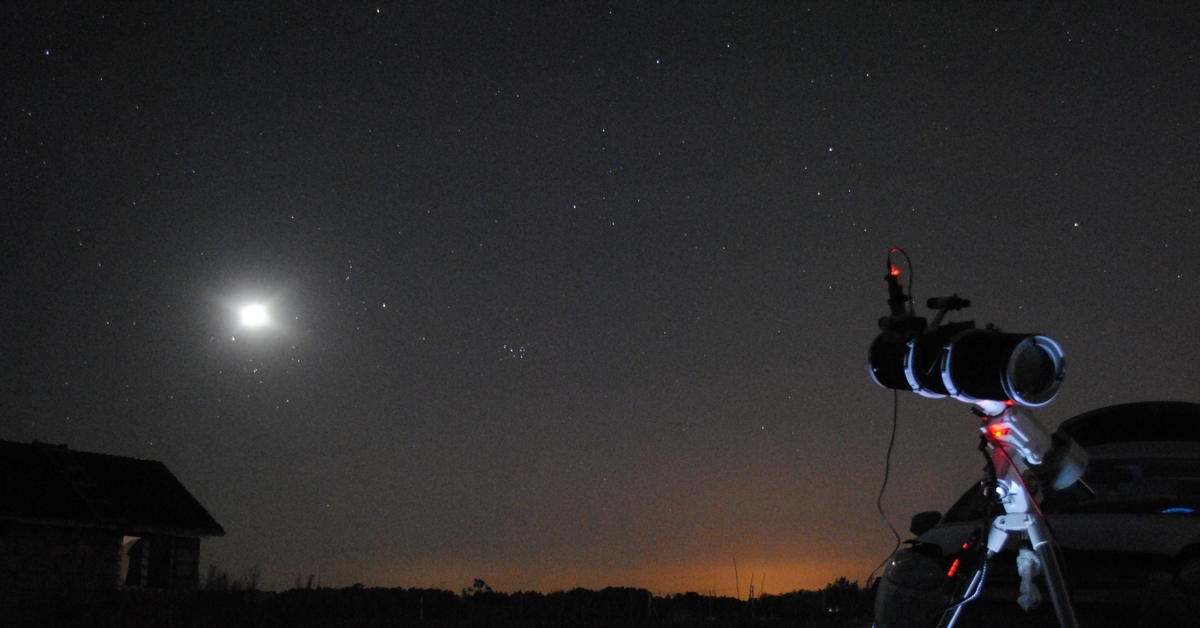 Фото через телескоп. Sky Watcher BKP 15075. Астрофотографии на рефракторе. Луна в телескоп-рефрактор. Астрофото телескоп.